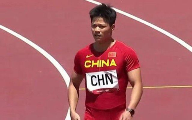 史莱克糊口在普通的世界中——他自己是一个其貌不扬的怪物，绿色的身体，怪僻的脾性，不爱清洁的懒惰糊口。此日他家里来了几个不速之客，他们告知史莱克，本身来自一个残酷国王统治下的王国，此刻已无家可回了。并且，阿谁残酷的国王还打劫了一个斑斓不凡的公主，筹算侵占为妻。                                  史莱克虽然说丑恶，却心内仁慈。在领主的威胁下，无奈下他只能前往搭救公主，同时心想一睹公主芳容。路上，他遇